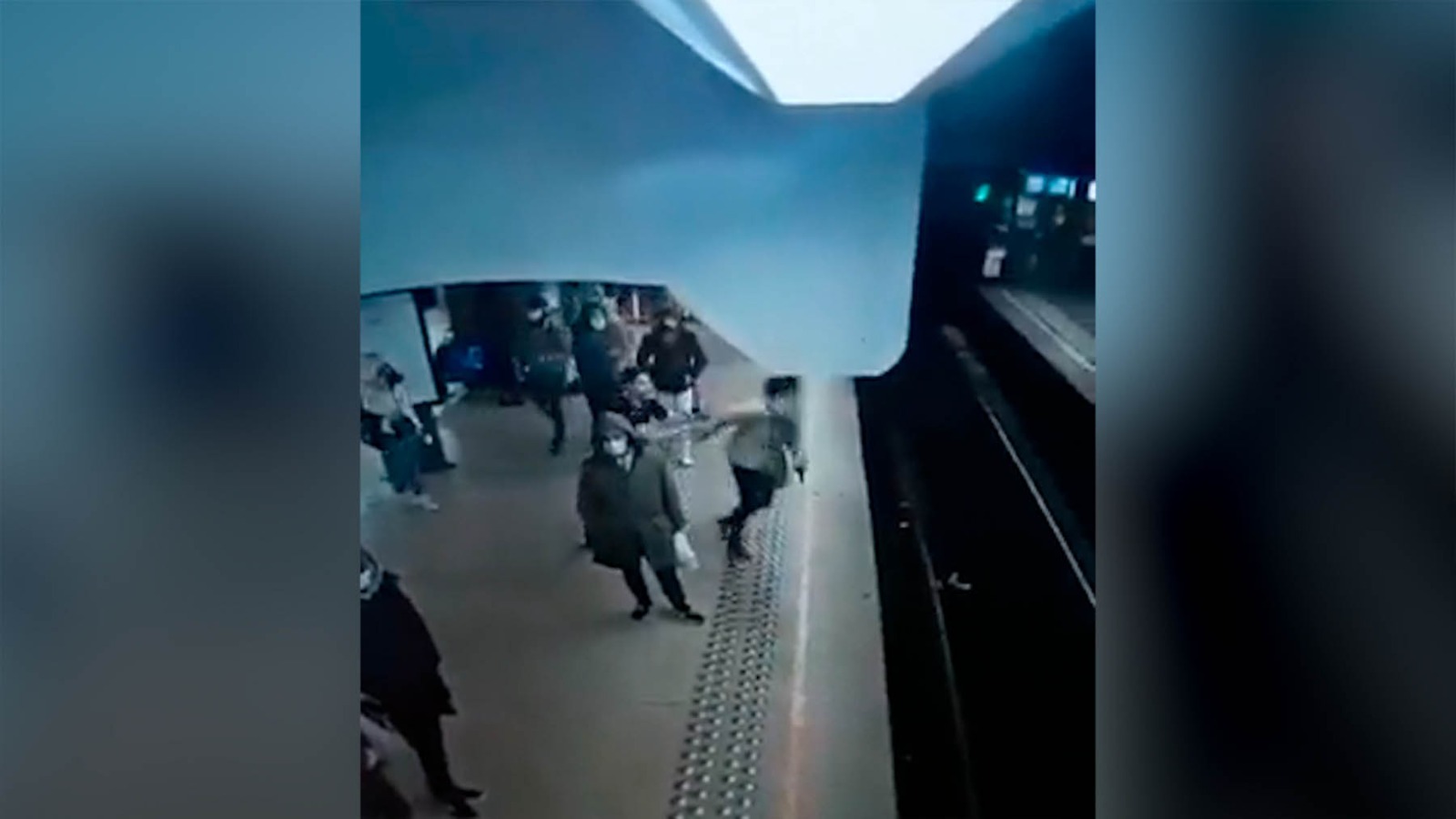 Парень столкнул девушку под поезд. Толкнул под поезд в метро. Мужчина толкнул женщину в метро. В метро толкнули человека под поезд. Мужчина столкнул девочку в метро.