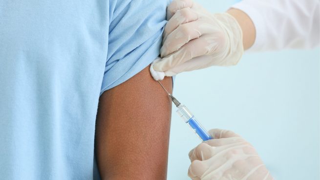 Nueve sociedades científicas recomiendan vacunar cada año a los adolescentes contra la gripe