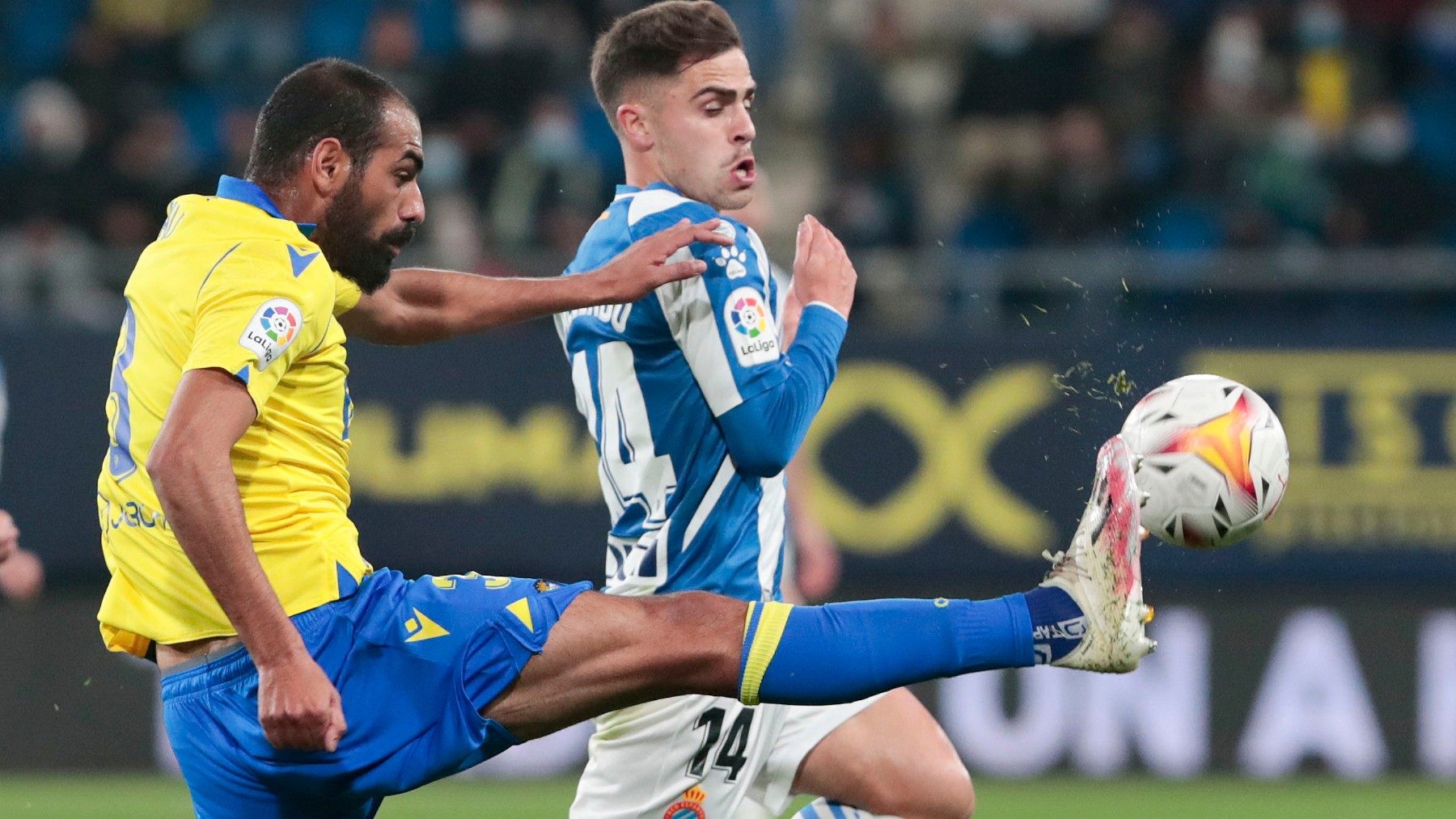 Fali despeja un balón ante la presión de Melendo en el Cádiz-Espanyol. (EFE)