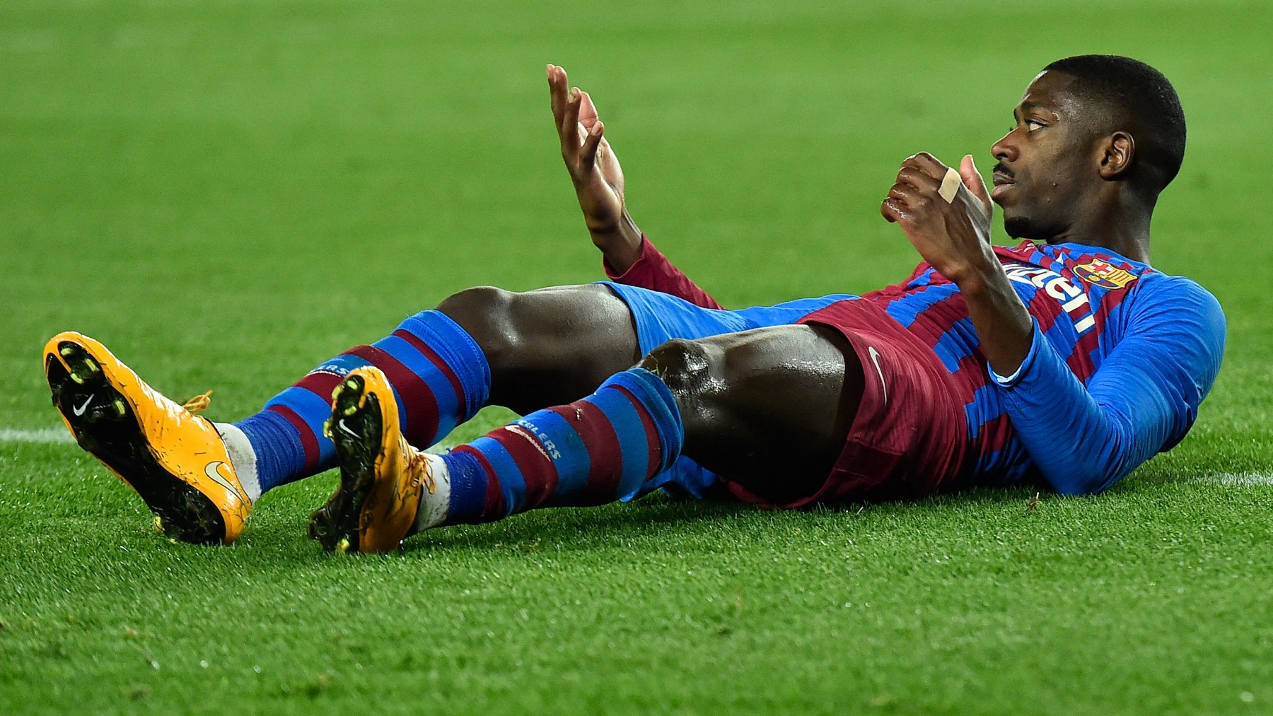 Dembélé se lamenta en el suelo. (AFP)