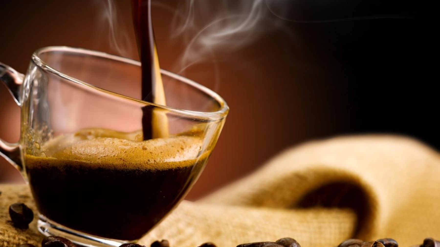 Los riesgos de beber café con el estómago vacío son muchos