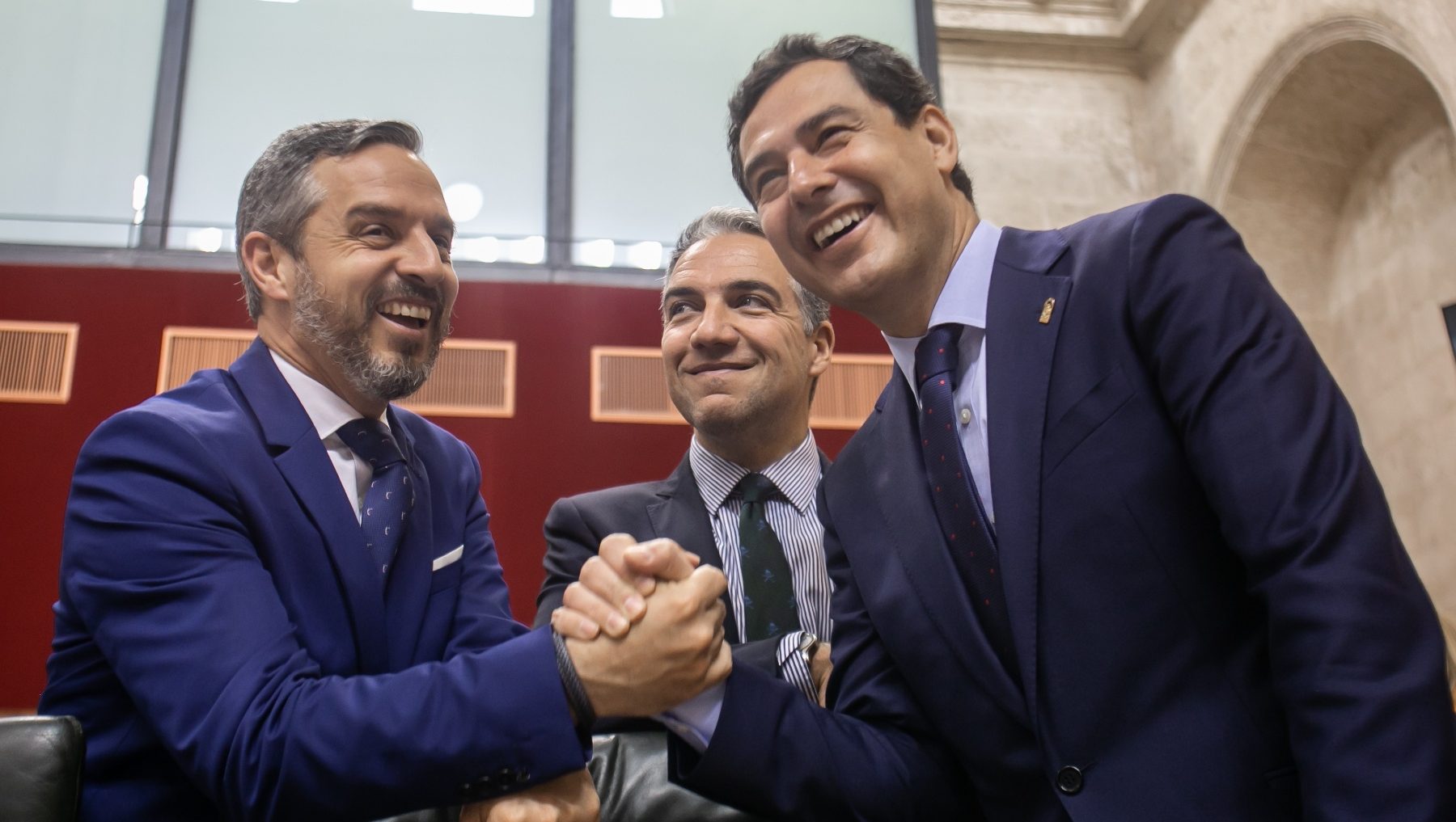 Juan Bravo (i), Elías Bendodo (c) y Juanma Moreno, en el Parlamento de Andalucía (JESÚS PRIETO / EUROPA PRESS).