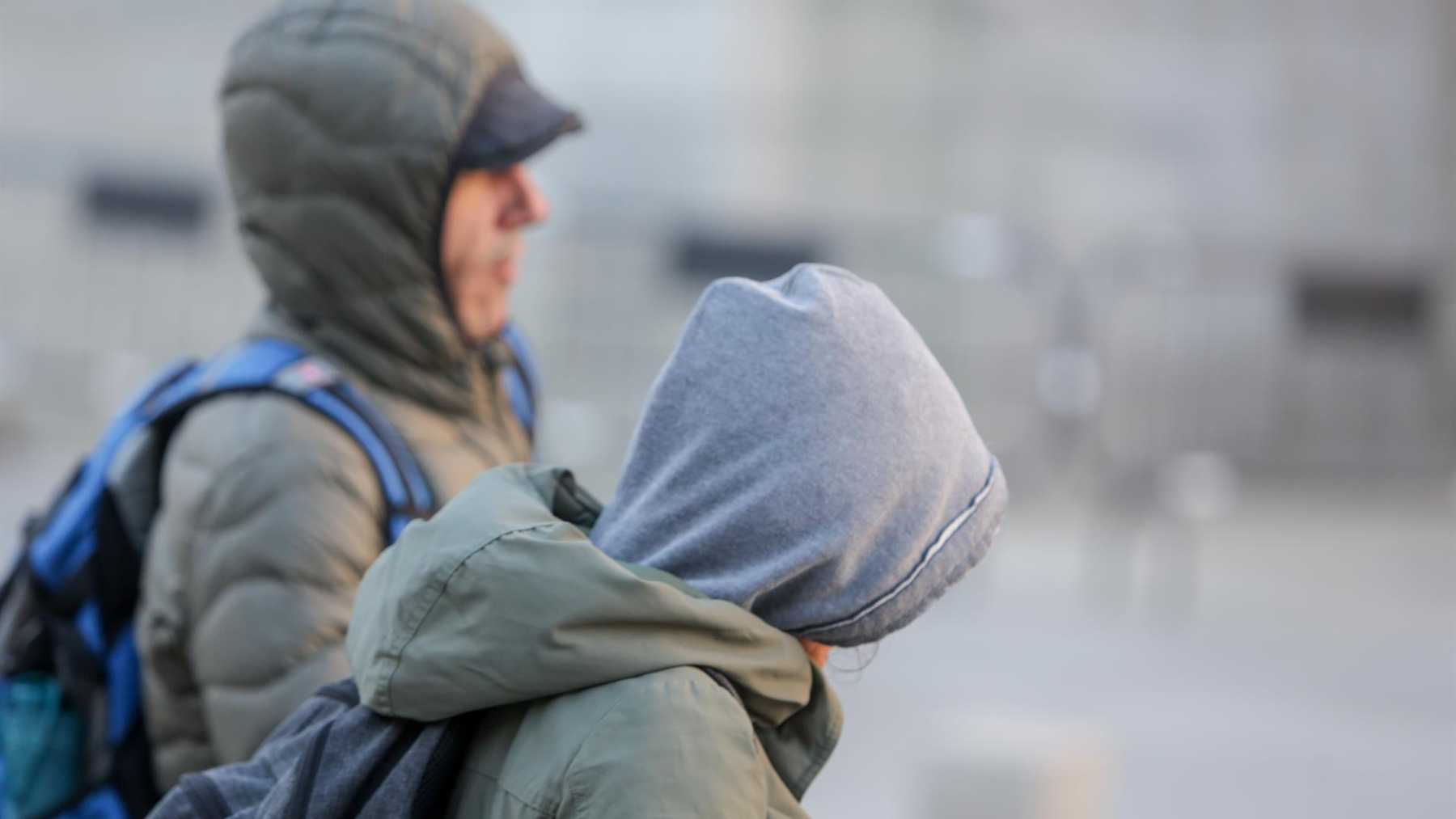 Dos personas se protegen del frío. Foto: Europa Press