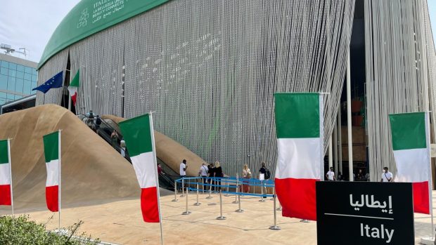 España aparta la bandera en la Expo de Dubái mientras países como EEUU e Italia la exhiben a todo tren