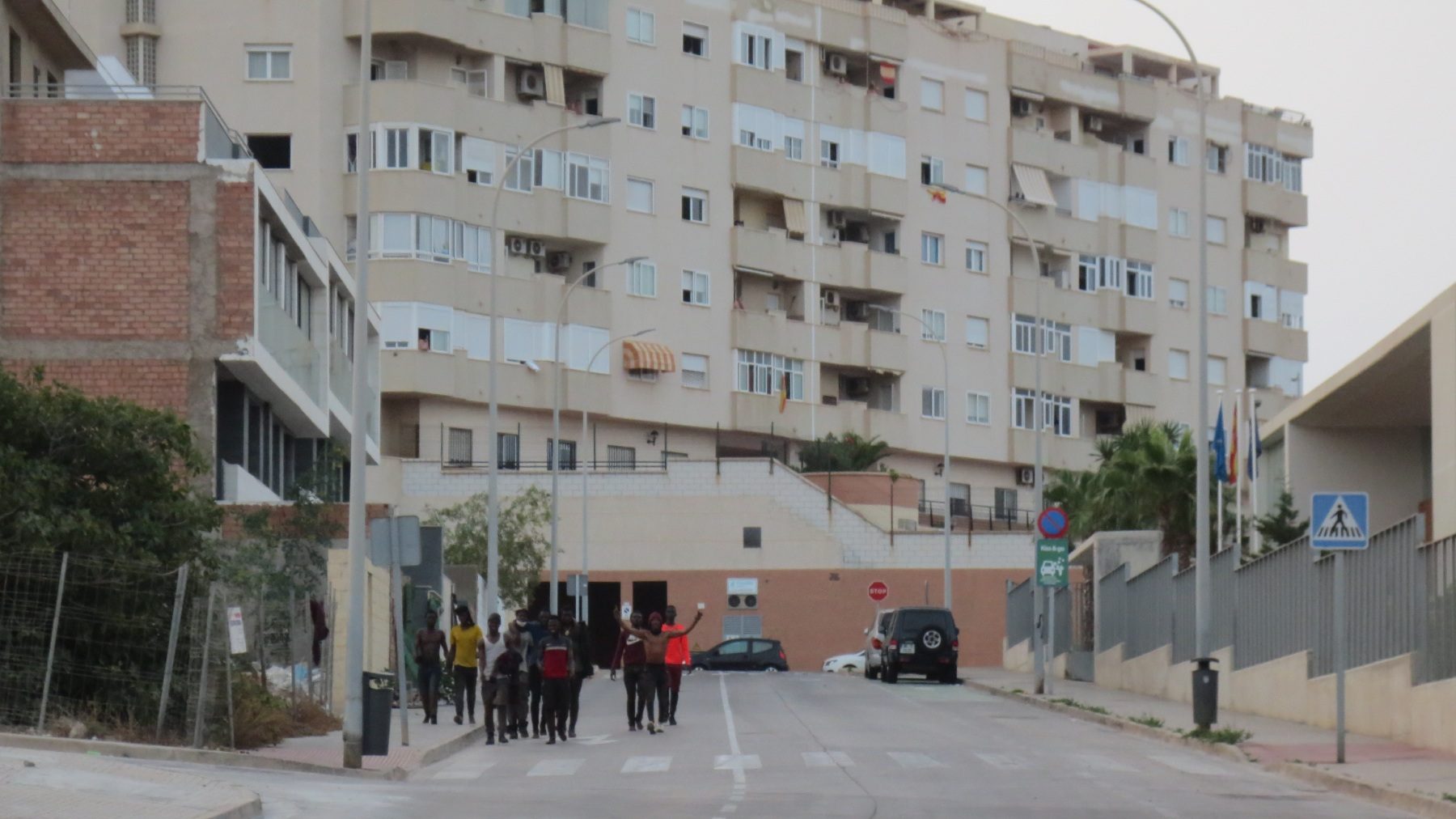 Un grupo de inmigrantes ilegales camina hacia el CETI de Melilla tras saltar la valla (EUROPA PRESS).