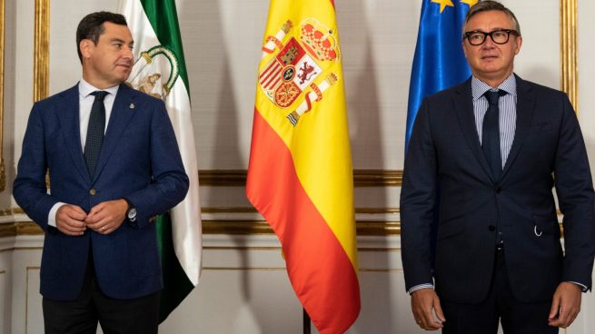 Juanma Moreno (i), junto al líder andaluz de Vox, Manuel Gavira.