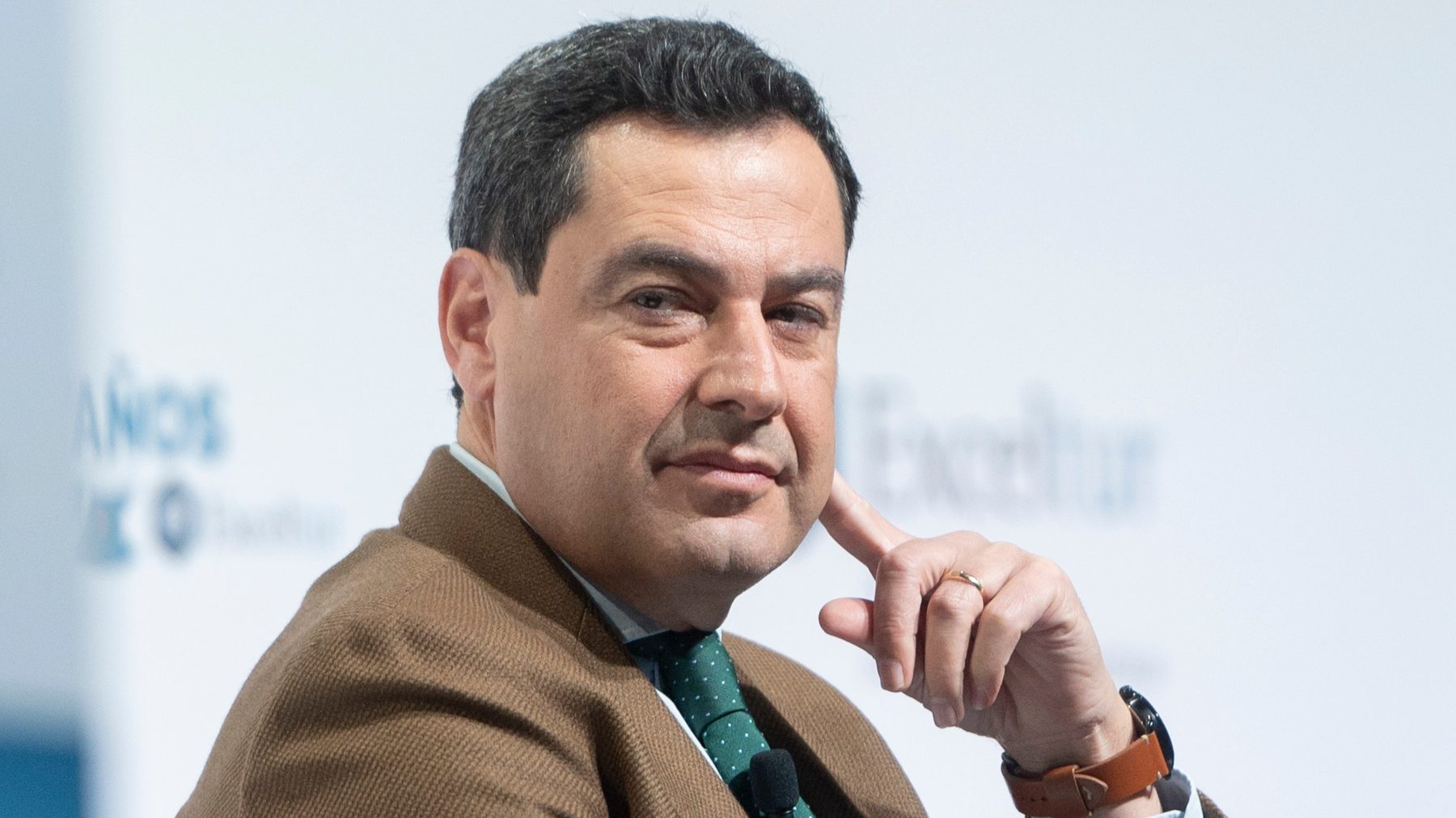 El presidente de la Junta de Andalucía, Juanma Moreno, aspira a lograr mayoría absoluta (ALBERTO ORTEGA / EUROPA PRESS).