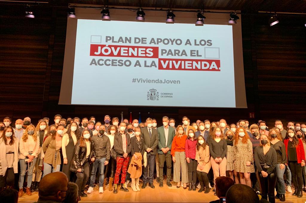 Sánchez, con los asistentes al término del acto en Alicante.