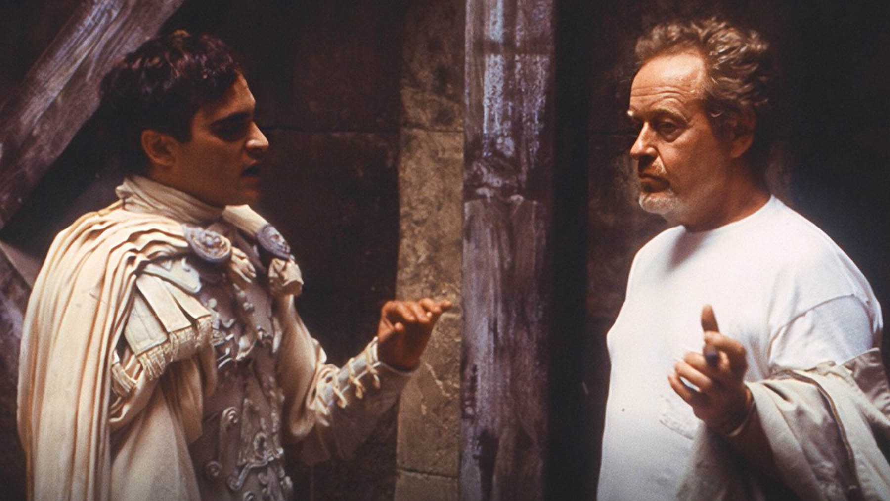 Joaquin Phoenix i(zquierda) junto a Ridley Scott (derecha) en el rodaje de ‘Gladiator’ (Universal Pictures)