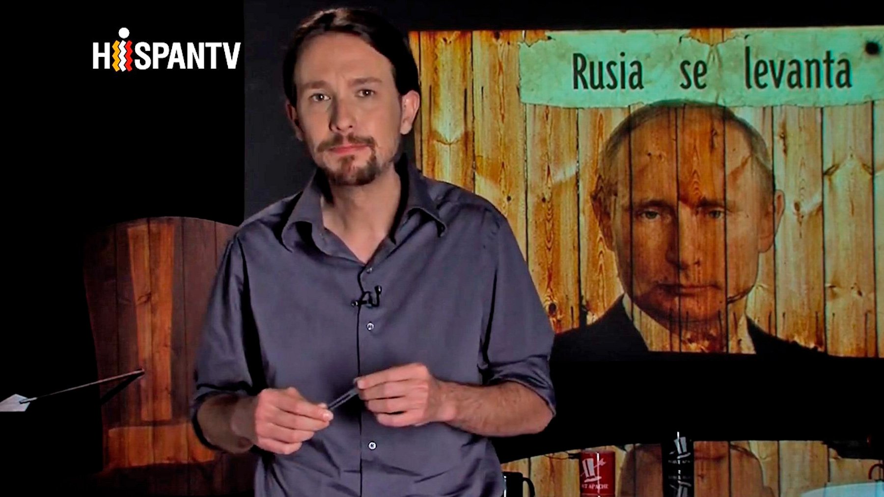 Pablo Iglesias con una imagen de Putin en uno de sus programas en Hispan TV.
