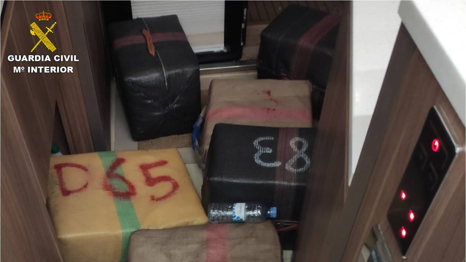 Algunos de los fardos de hachís intervenidos por la Guardia Civil.