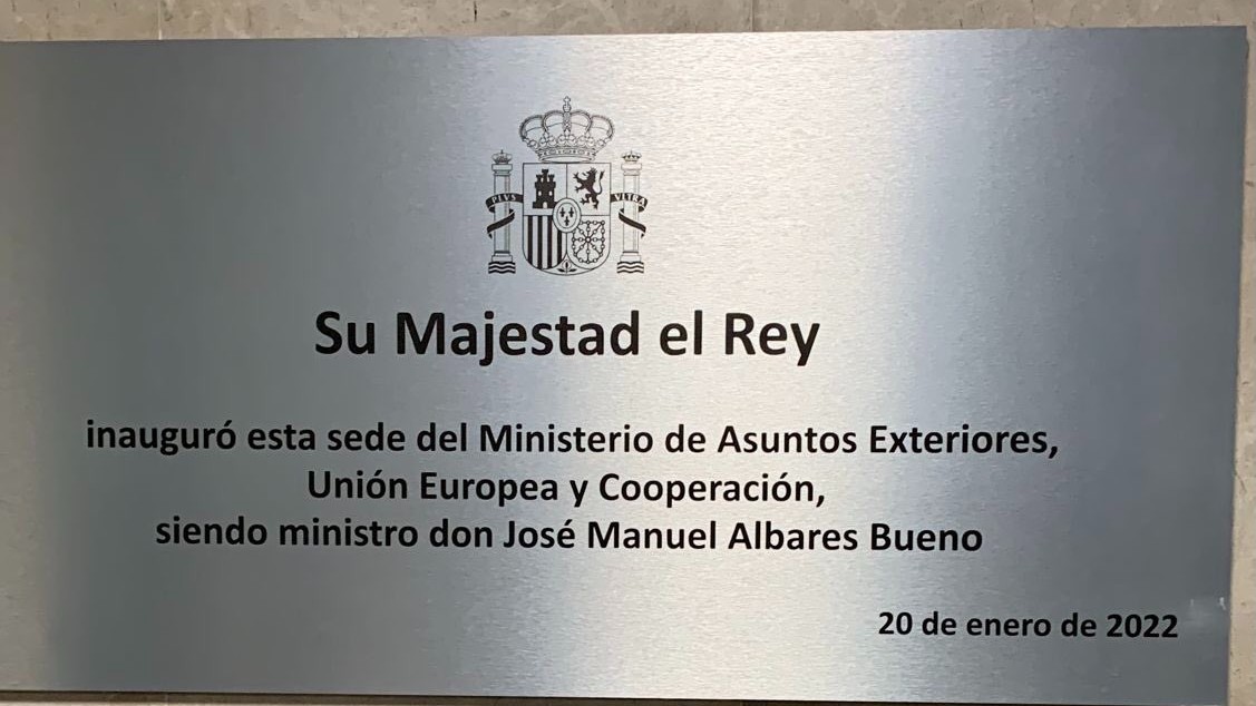 Placa de la nueva sede del Ministerio de Exteriores.