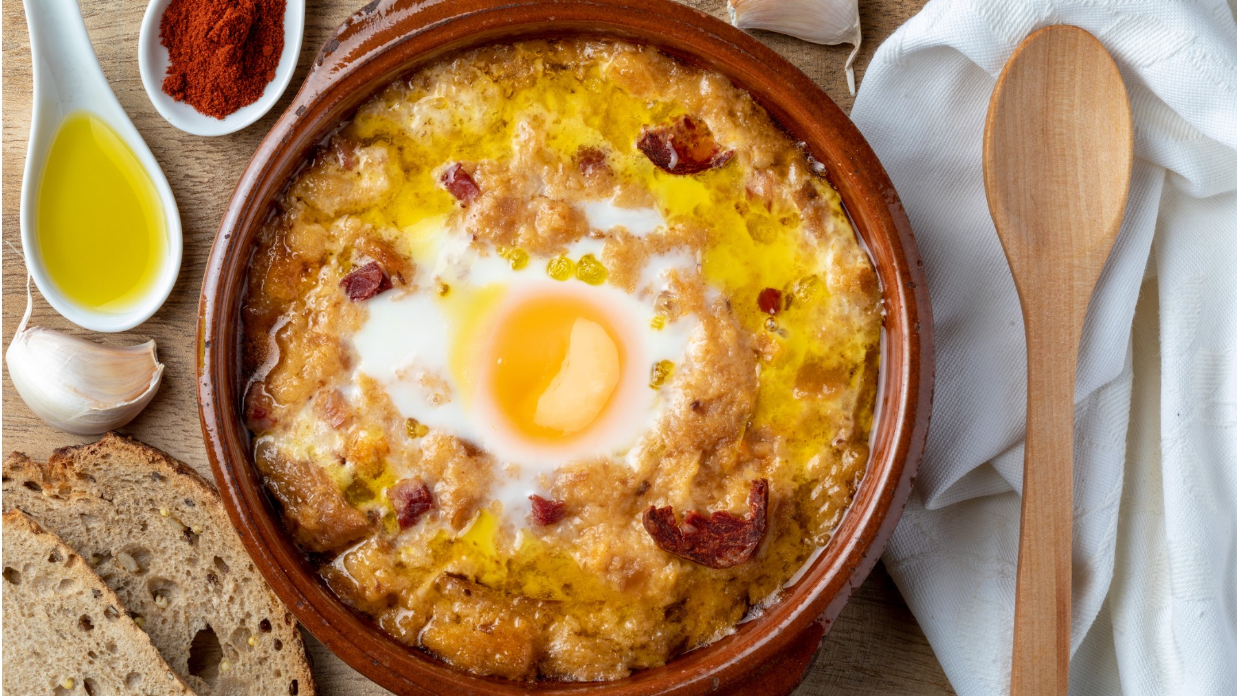 La diferencia entre la sopa castellana y la sopa de ajo