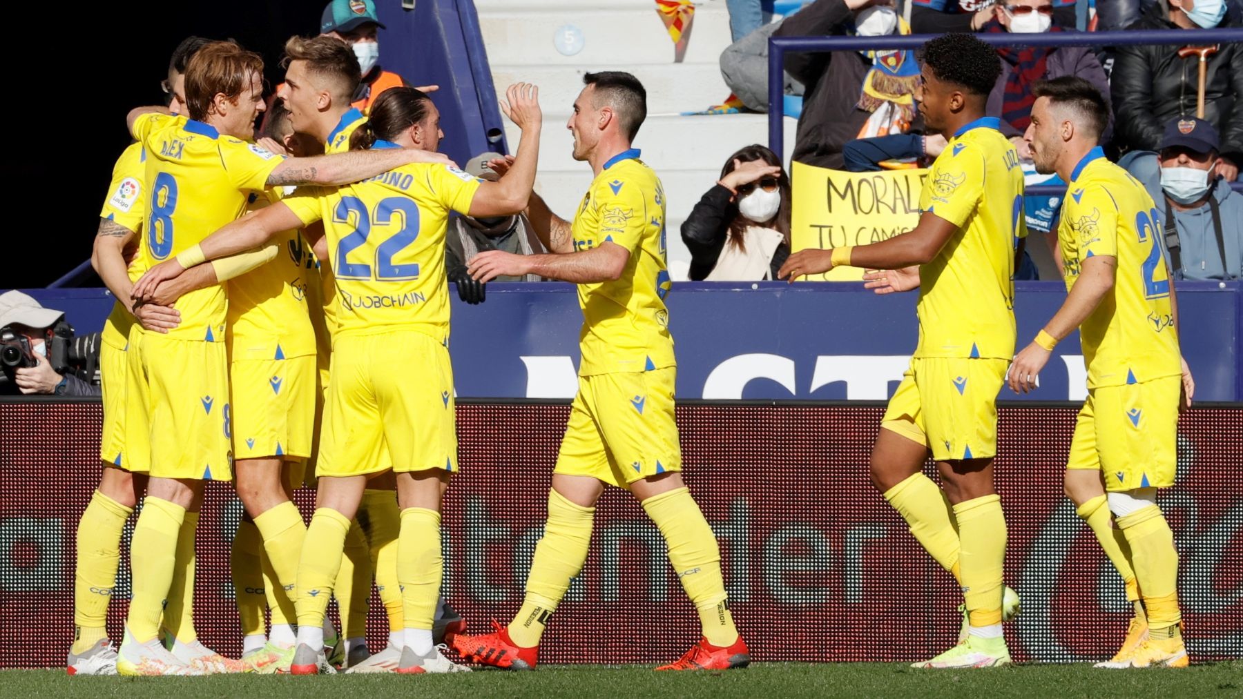 Los jugadores del Cádiz celebran el gol de Negredo ante el Levante. (EFE)