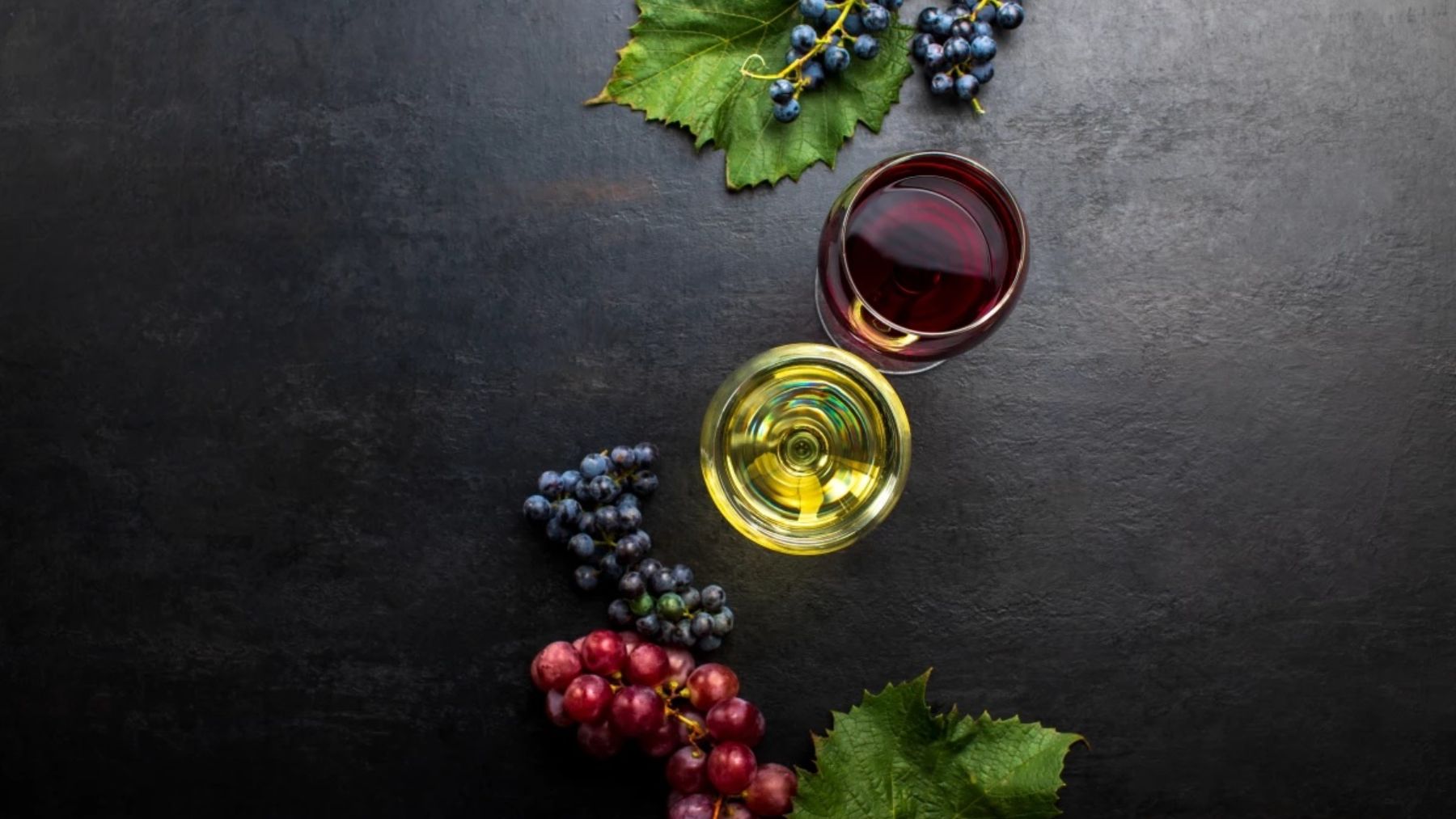 Descubre en qué se diferencia realmente el vino tinto y el vino blanco
