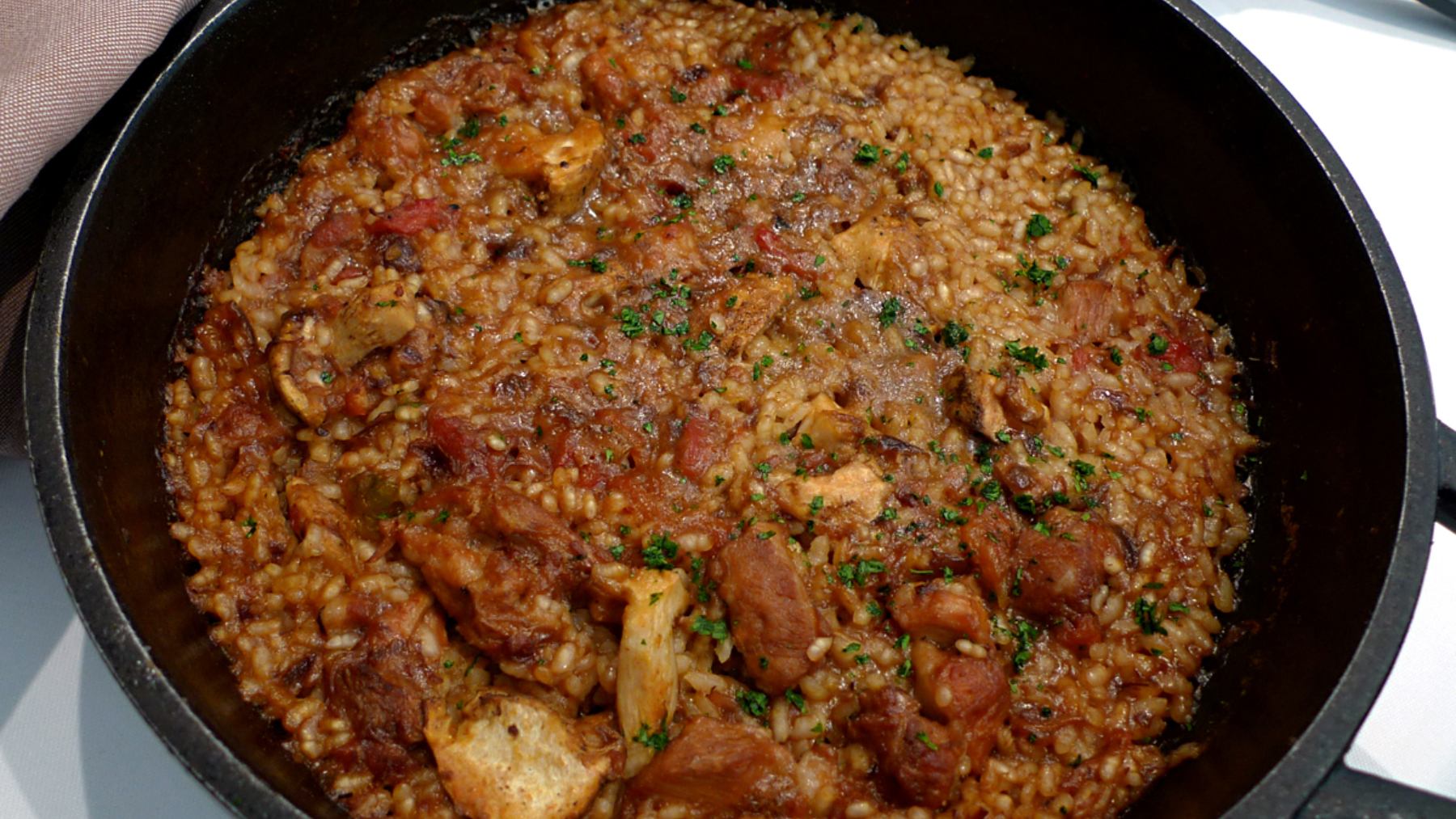 Arroz con salchichas, setas y pavo