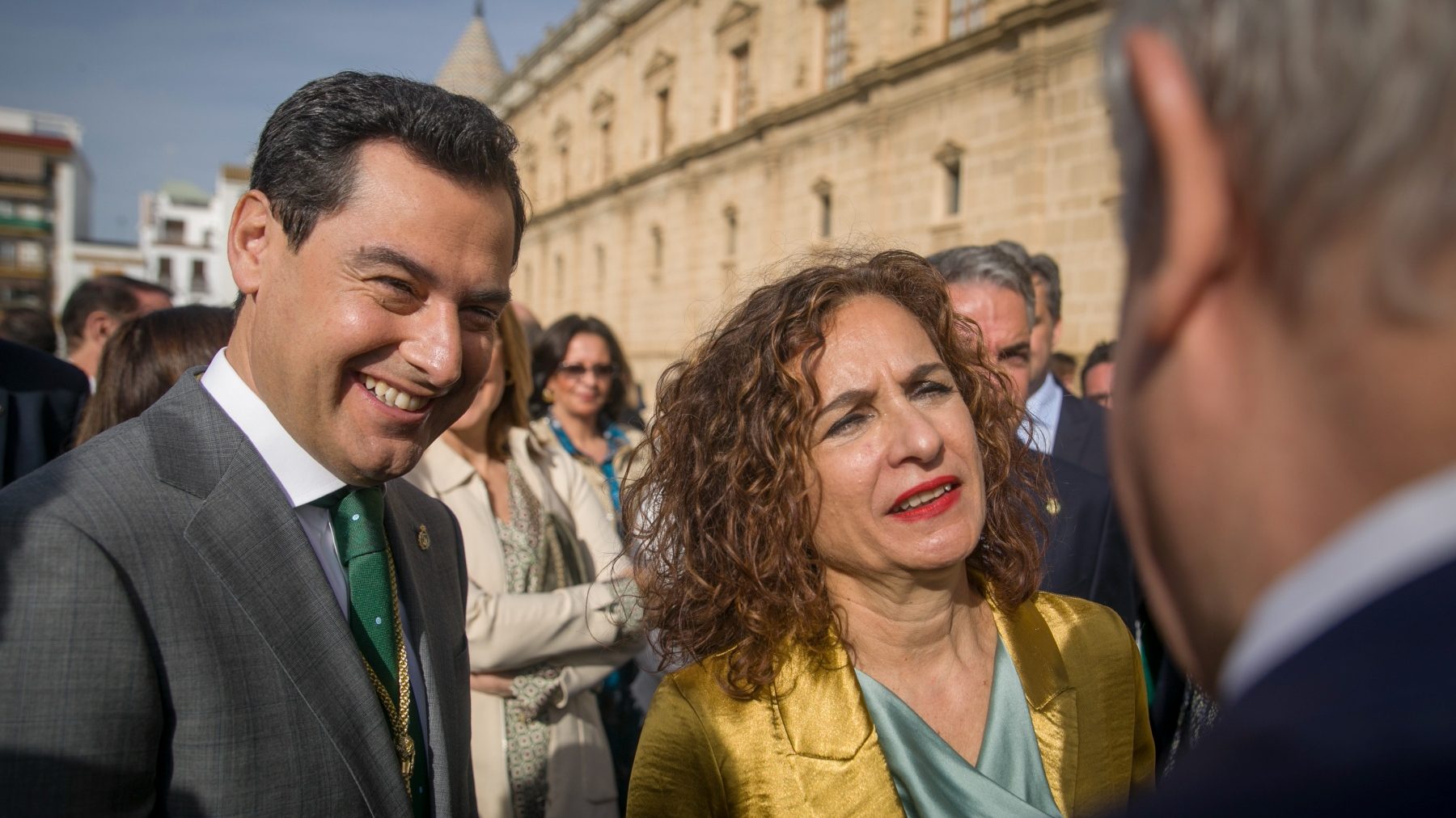 Juanma Moreno, junto a la ministra de Hacienda, María Jesús Montero, en Sevilla (MARÍA JOSÉ LÓPEZ / EUROPA PRESS).