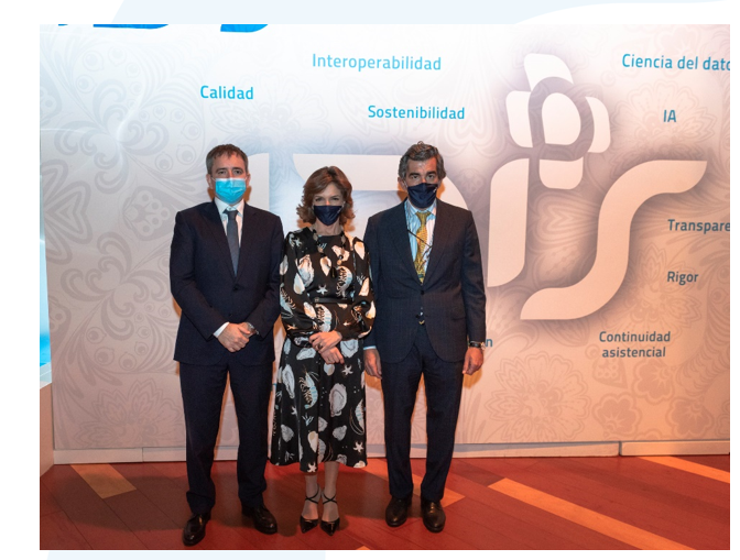 Ángel Gómez Navarro, consejero delegado de IMED Hospitales, Marta Villanueva y Juan Abarca, directora general y presidente de la Fundación IDIS.