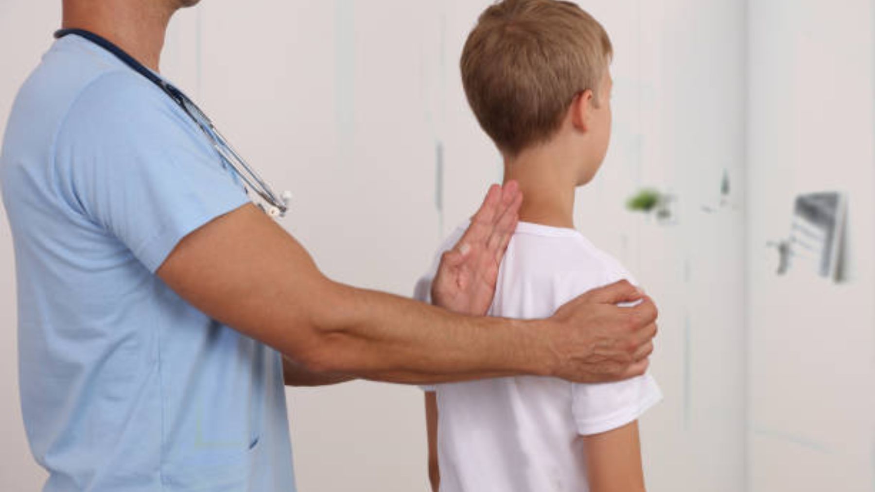 Descubre el porqué del dolor de espalda en los niños