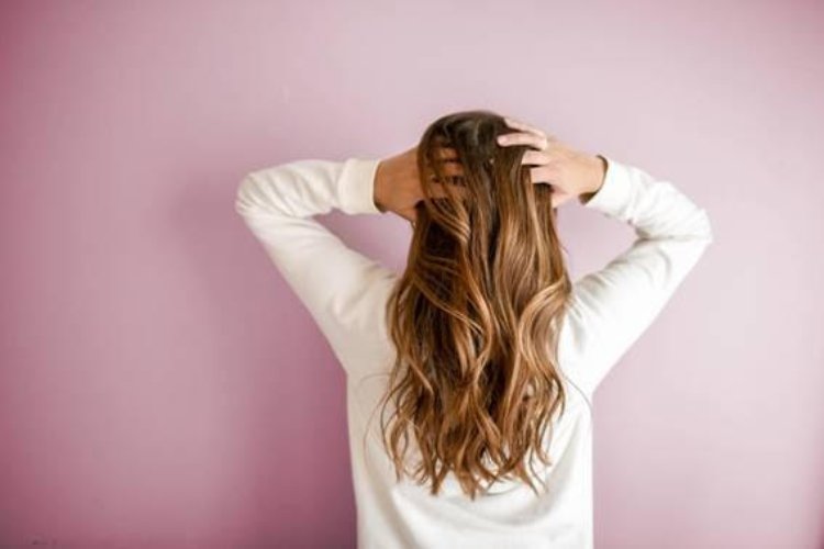 Picores en el cuero cabelludo: por qué surgen y cómo evitaros