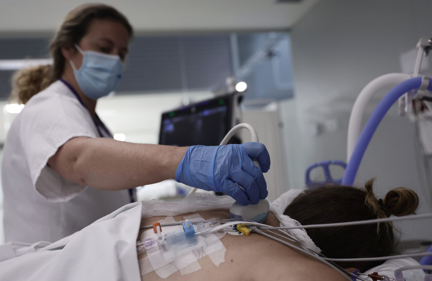 Una enfermera realiza una ecografía a una paciente en la UCI del Isabel Zendal.
