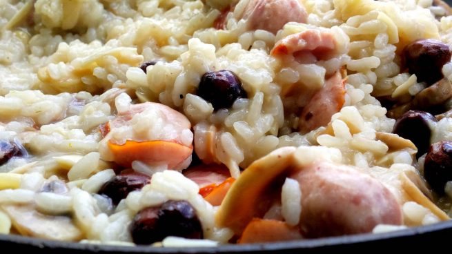 Arroz con pavo y salchichas