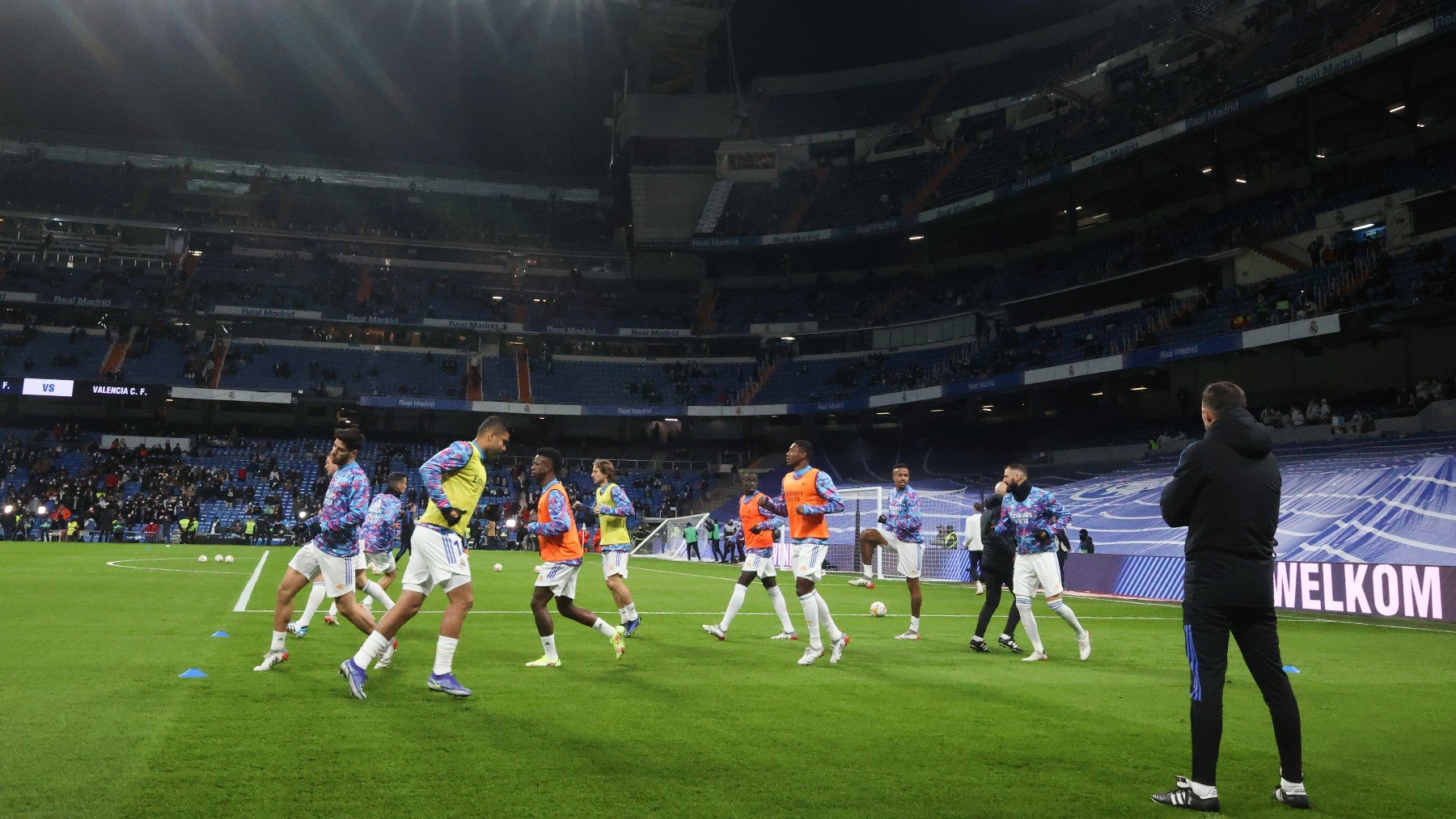 El Real Madrid calienta antes de un partido en el Bernabéu. (Getty)
