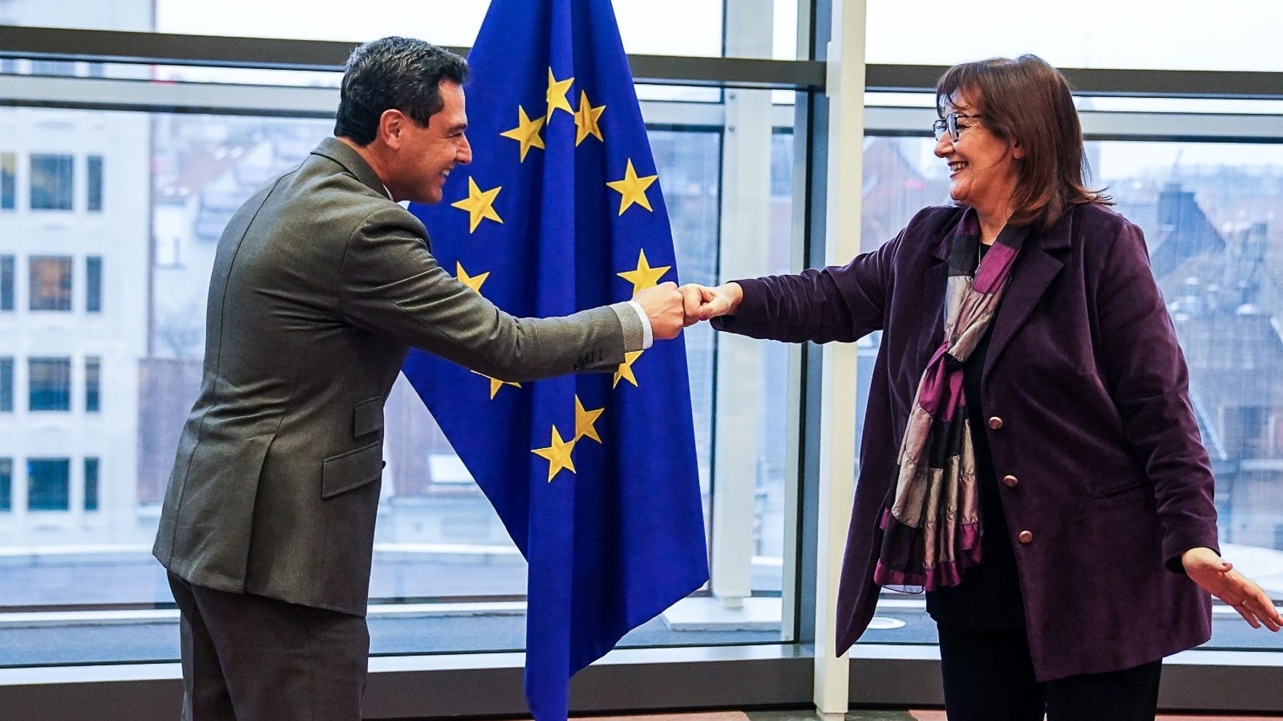 Juanma Moreno, en Bruselas, con la vicepresidenta y comisaria para la Democracia y la Demografía, Dubravka Suica (JUNTA).