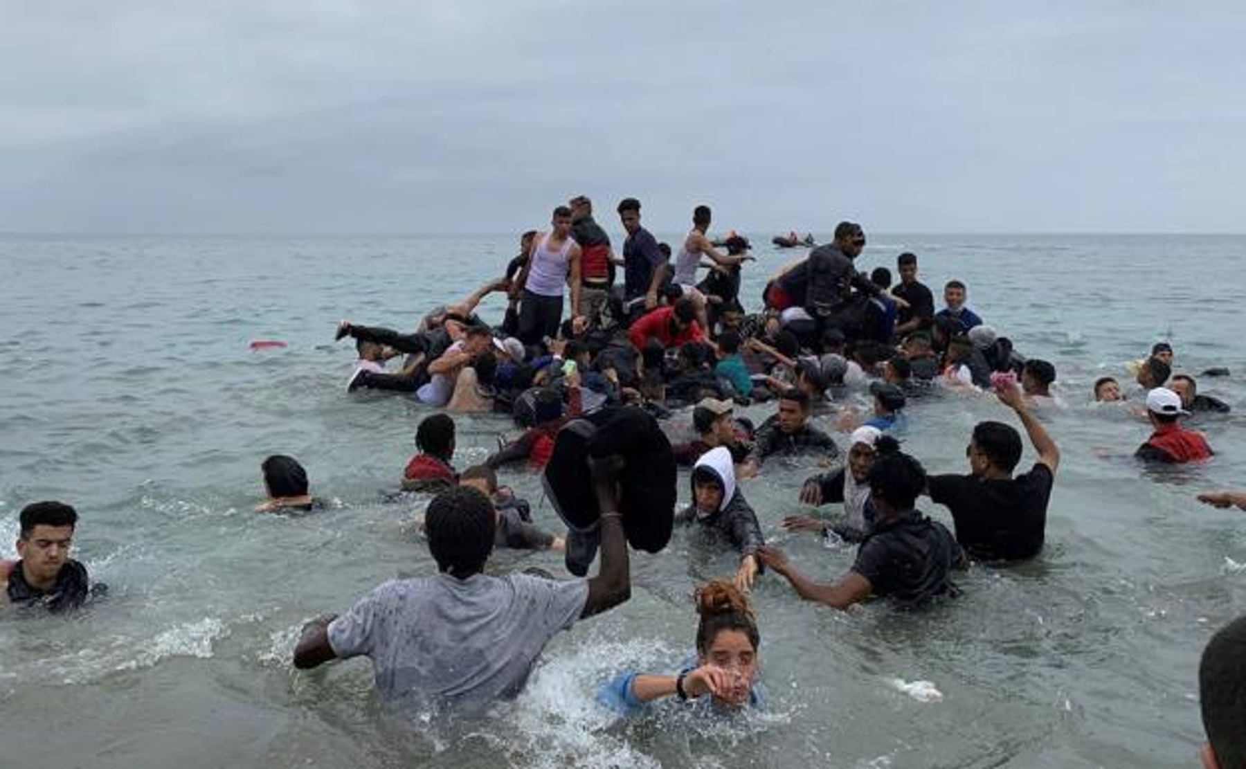 Inmigrantes marroquíes tratan de cruzar ilegalmente la frontera marítima de Ceuta (EFE).