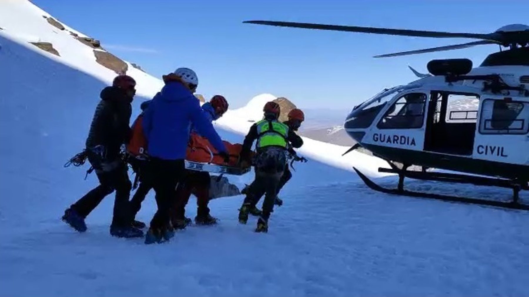 Imagen de un rescate de montaña de la Guardia Civil en Sierra Nevada (GUARDIA CIVIL).