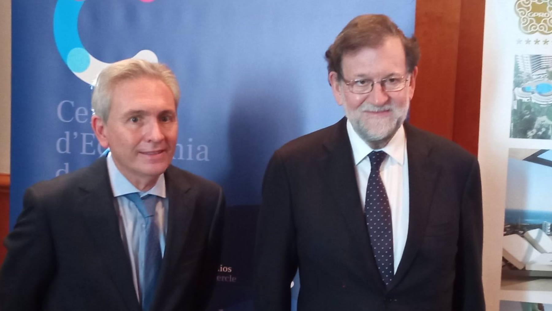 El presidente del Cercle d’Economia, José María Vicens, y el expresidente del Gobierno español, Mariano Rajoy. EUROPA PRESS