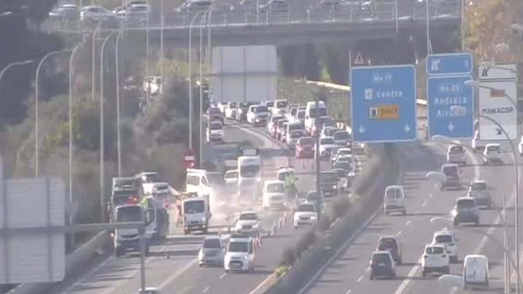 Colapso de tráfico en la autopista de Levante de Palma.