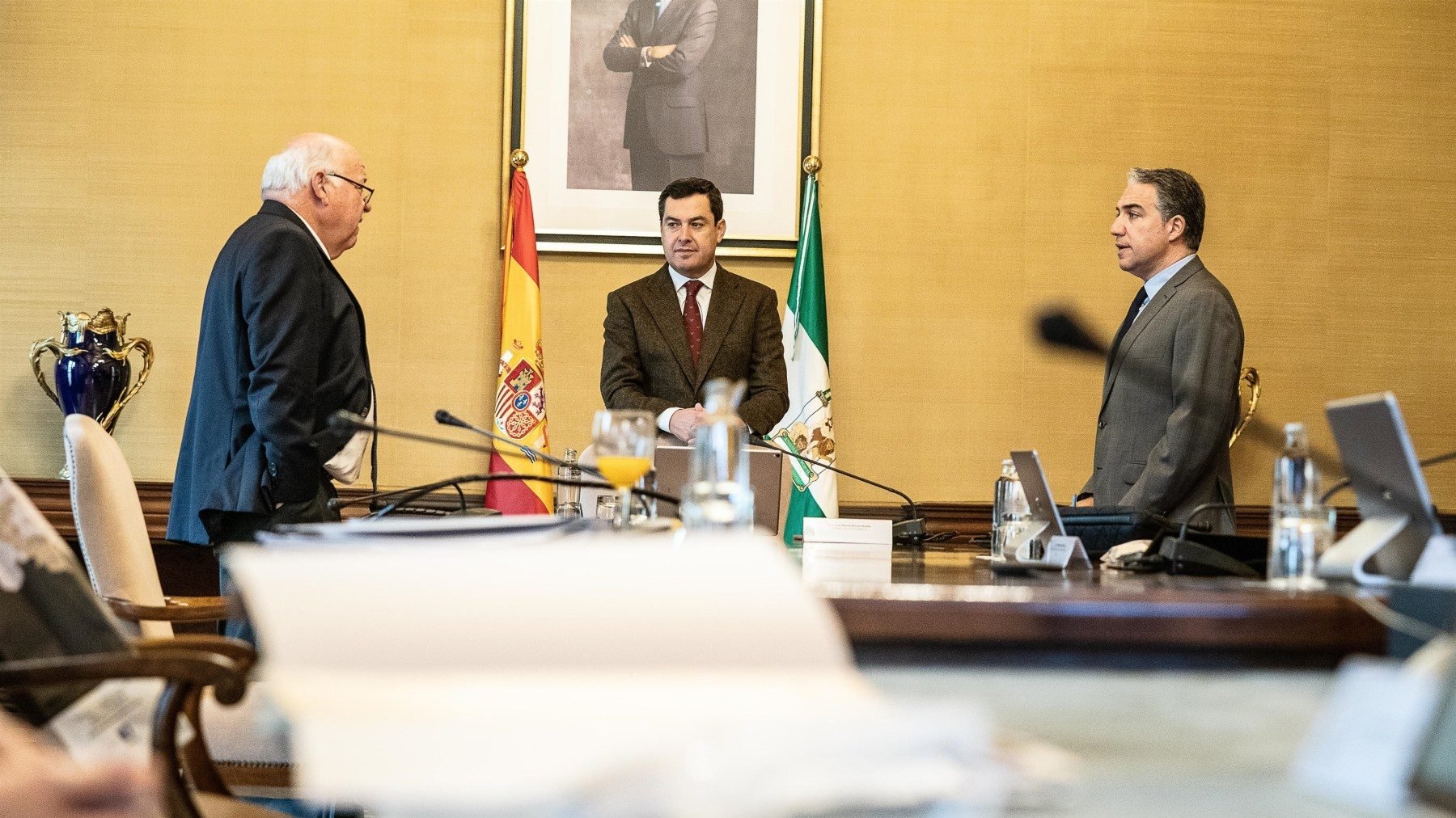 Juanma Moreno, junto a los consejeros Jesús Aguirre (i) y Elías Bendodo (d), en una reunión del Consejo de Gobierno (JUNTA).
