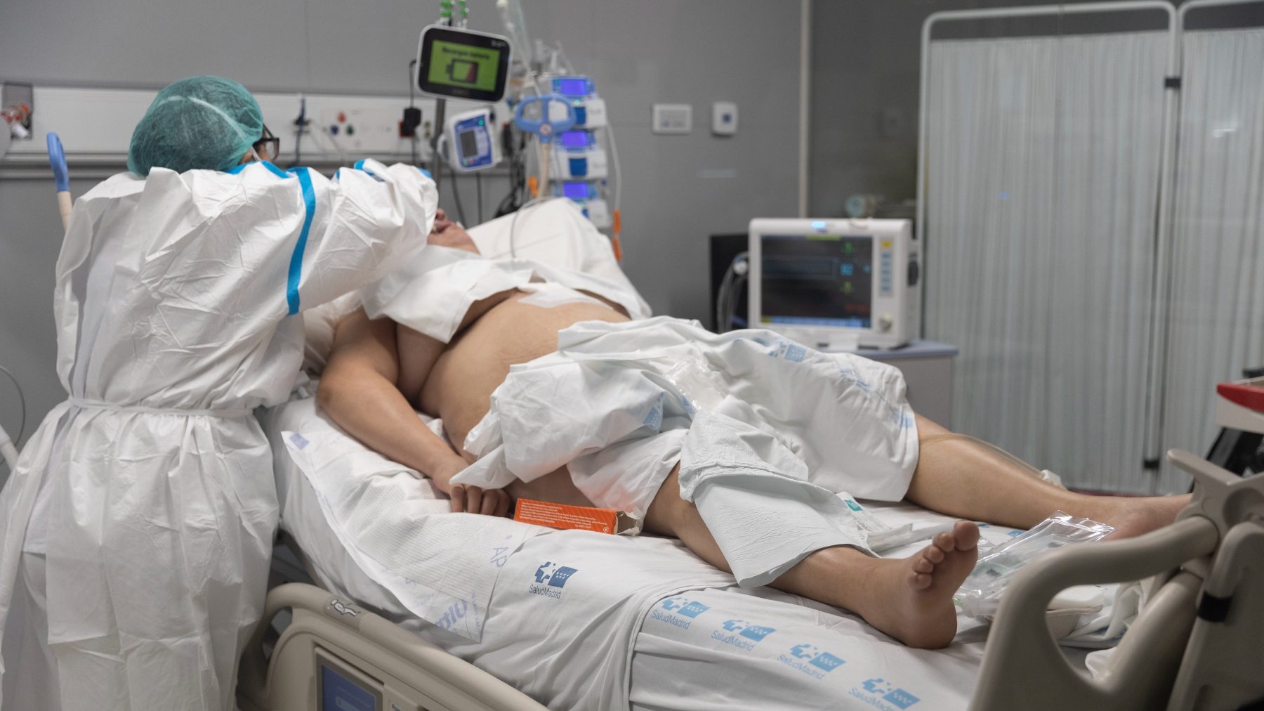 Una sanitaria atiende a un paciente ingresado en la UCI (EDUARDO PARRA / EUROPA PRESS).