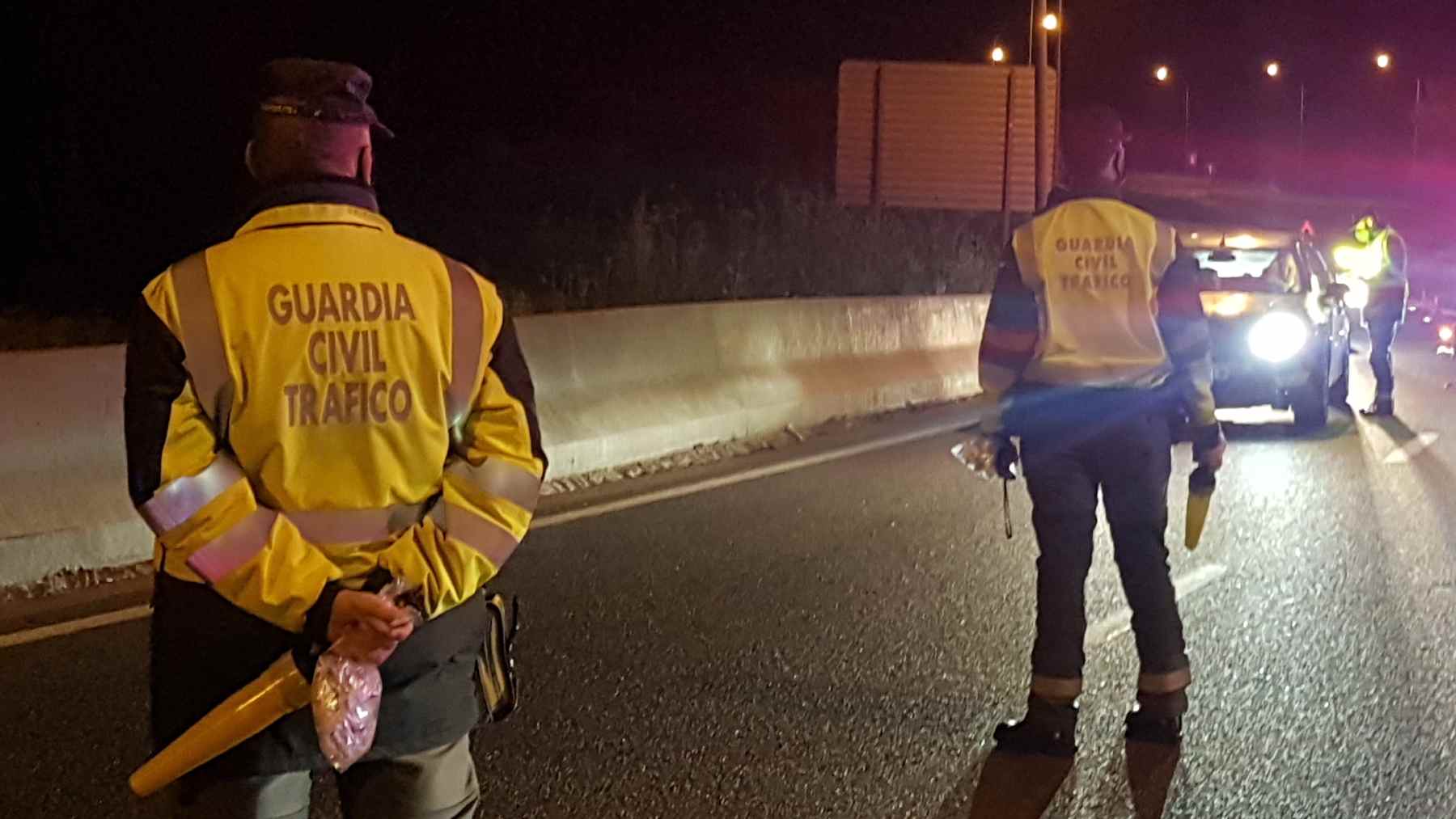 Agentes de la Guardia Civil durante un control de tráfico. GUARDIA CIVIL