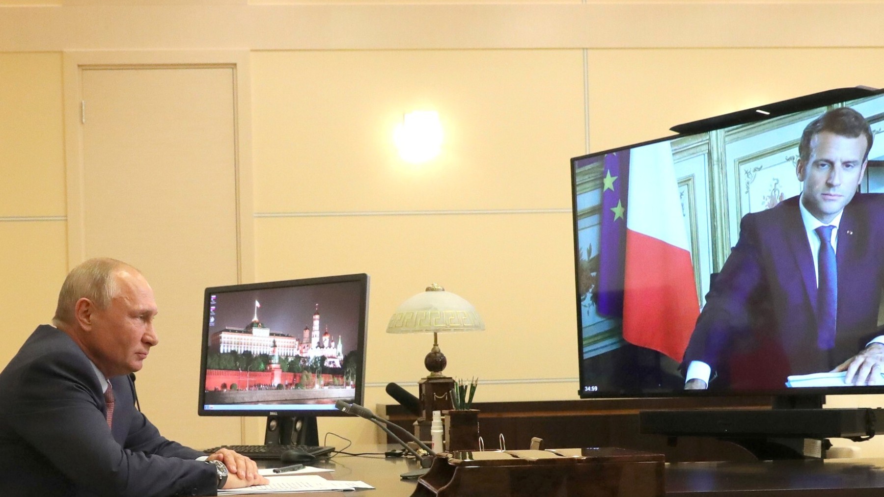 El presidente de Rusia, Vladimir Putin, en una videoconferencia con su homólogo francés, Emmanuel Macron.