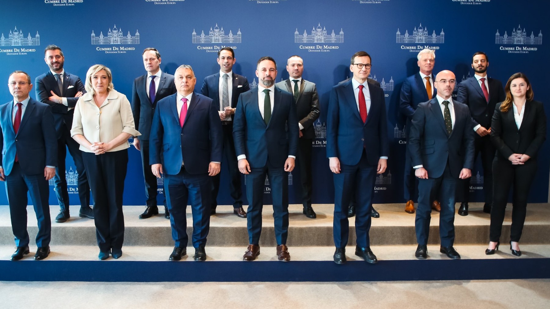 Abascal con Orbán, Morawiecki, Le Pen y otros dirigentes europeos. (Foto: @MLP_officiel)