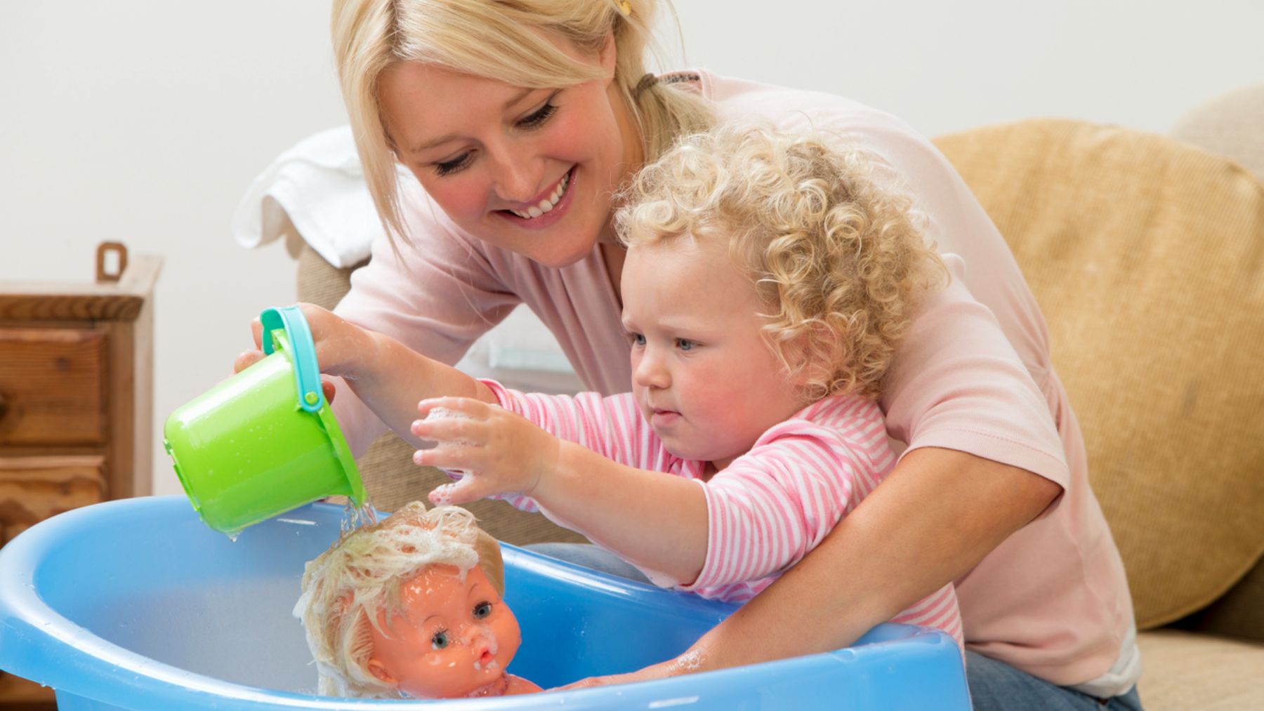 Una actividad que podemos hacer con los niños para que laven sus muñecos mientras se divierten