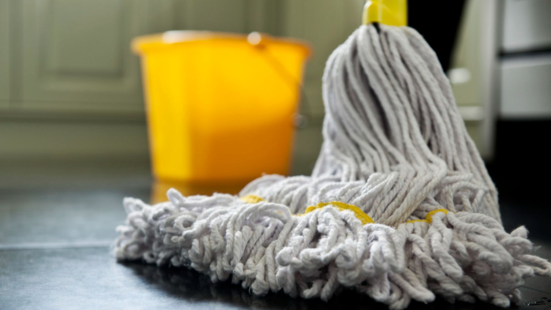 Descubre qué hacer para limpiar bien los suelos de casa