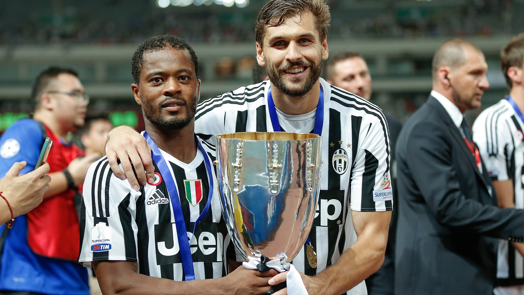 Patrice Evra y Fernando Llorente celebran un título de la Juventus. (Getty)