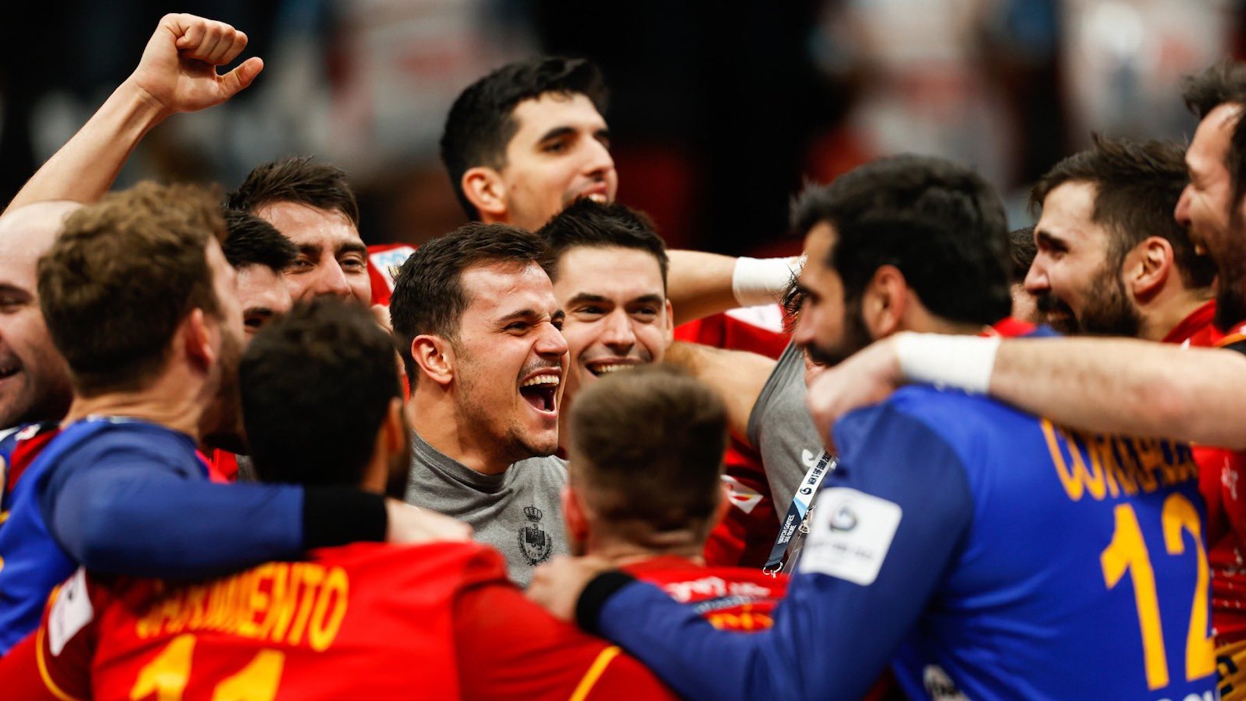Los Hispanos celebran el pase a la final del Europeo de Balonmano 2022. (@RFEBalonmano)