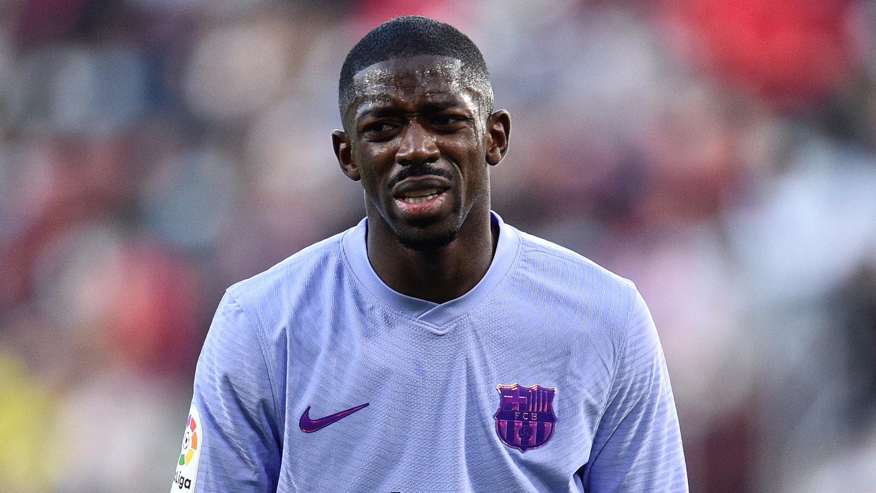 Ousmane Dembélé se lamenta durante un partido con el Barça. (Getty)