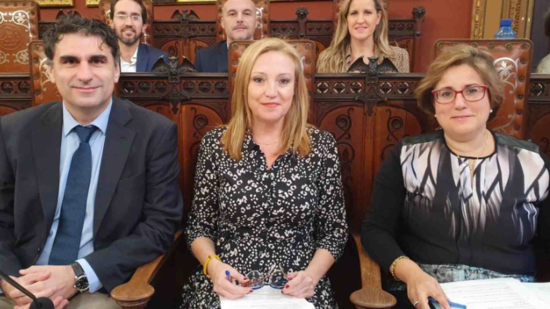 El concejal del PP, Julio Martínez, con las ediles de esta formación en Palma, Montse Oliveras y Mercedes Celeste.