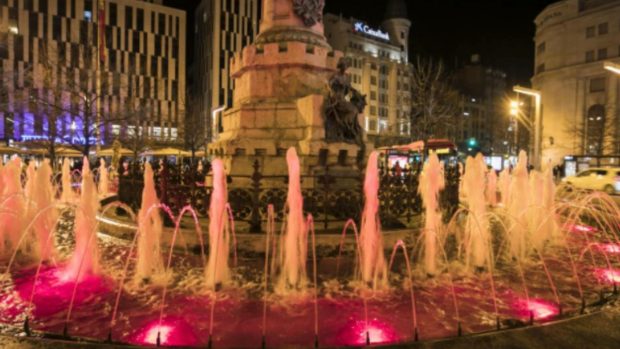 Monumentos emblemáticos de toda España se iluminan de rojo para celebrar el 54 cumpleaños de Felipe VI