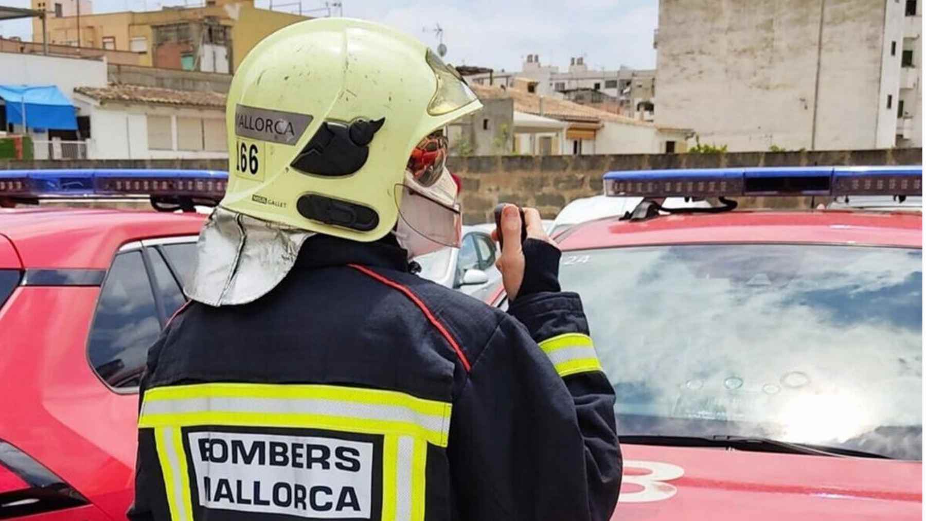 Un agente del Cuerpo de Bomberos del Consell de Mallorca.