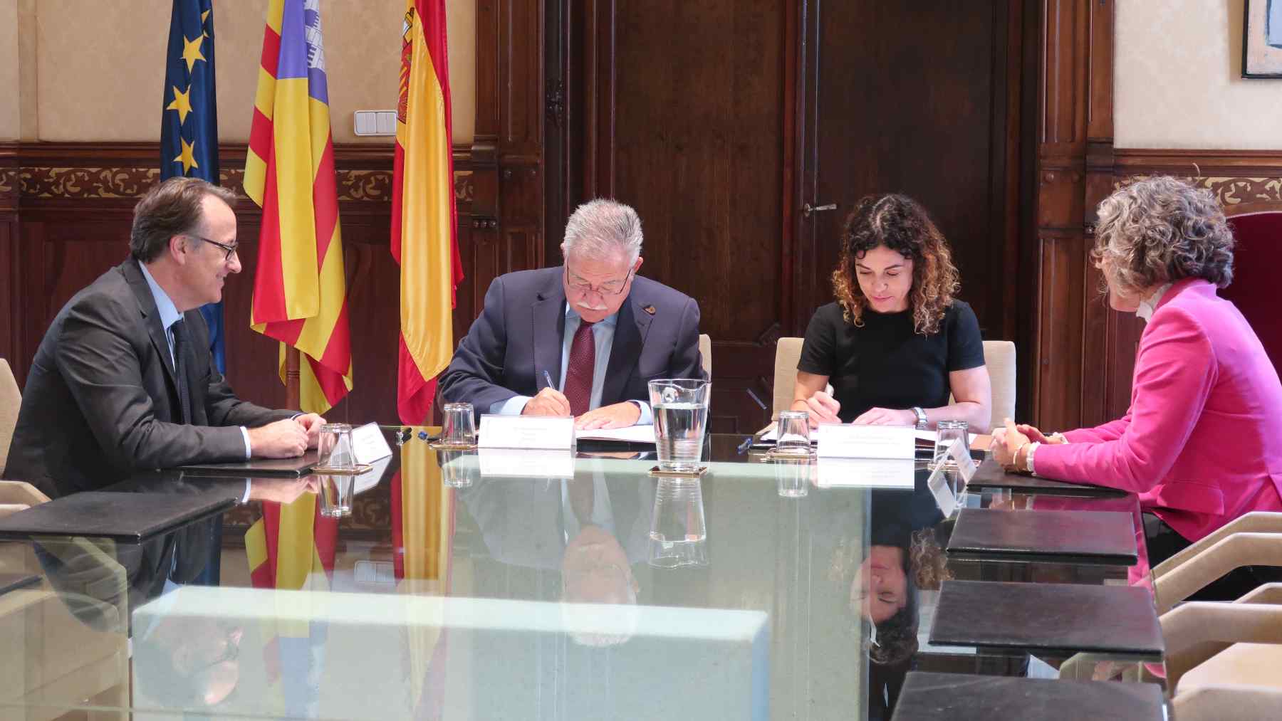 El presidente del ISBA, Eduardo Soriano, con la consellera de Hacienda, Rosario Sánchez, en la firma de un convenio.