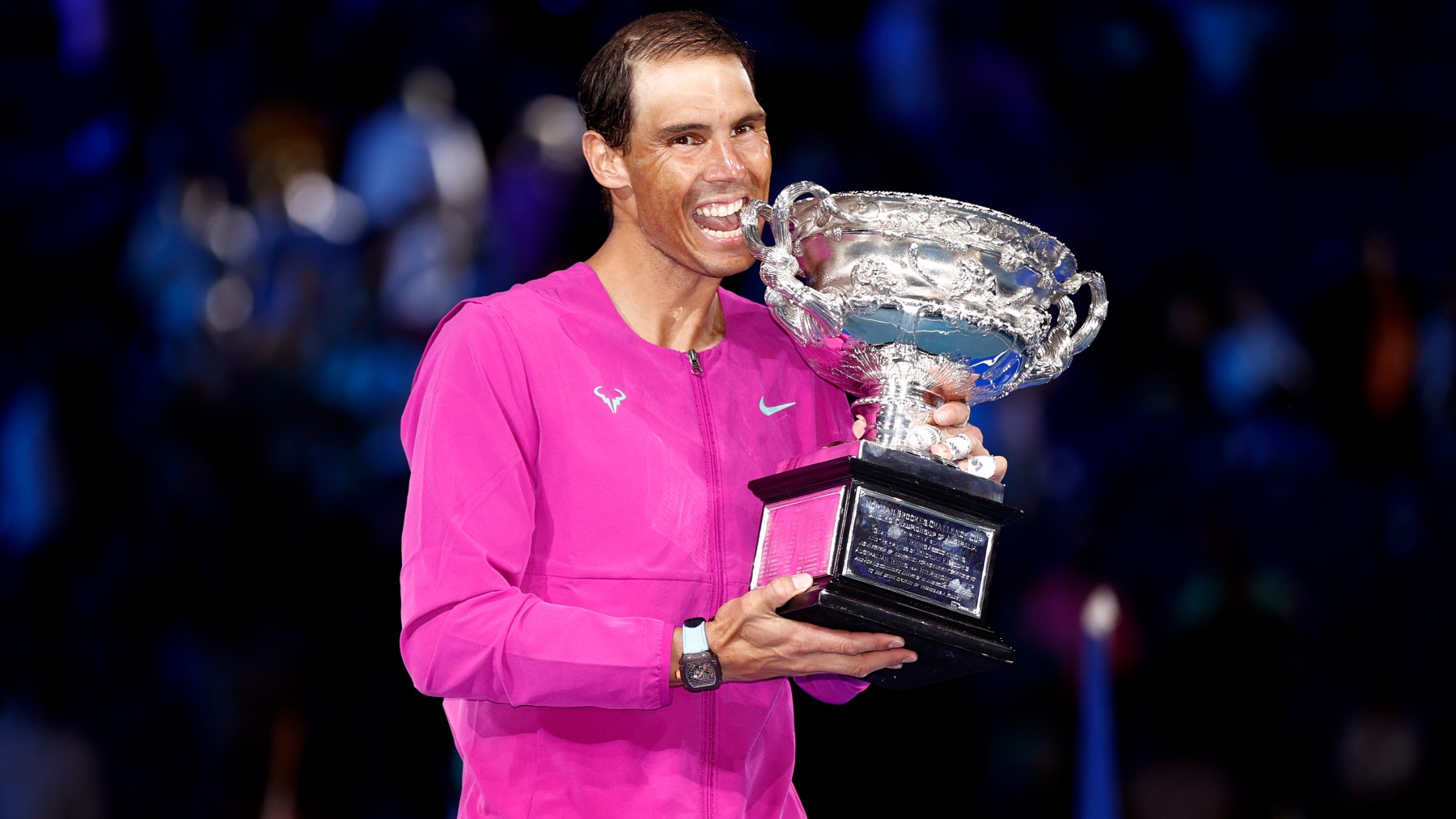 Nadal posa con el título de campeón del Open de Australia. (Getty)