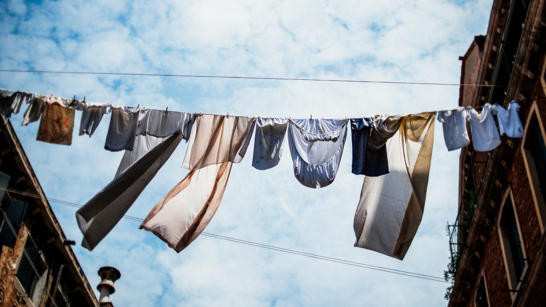 Por qué la ropa secada al sol desprende 