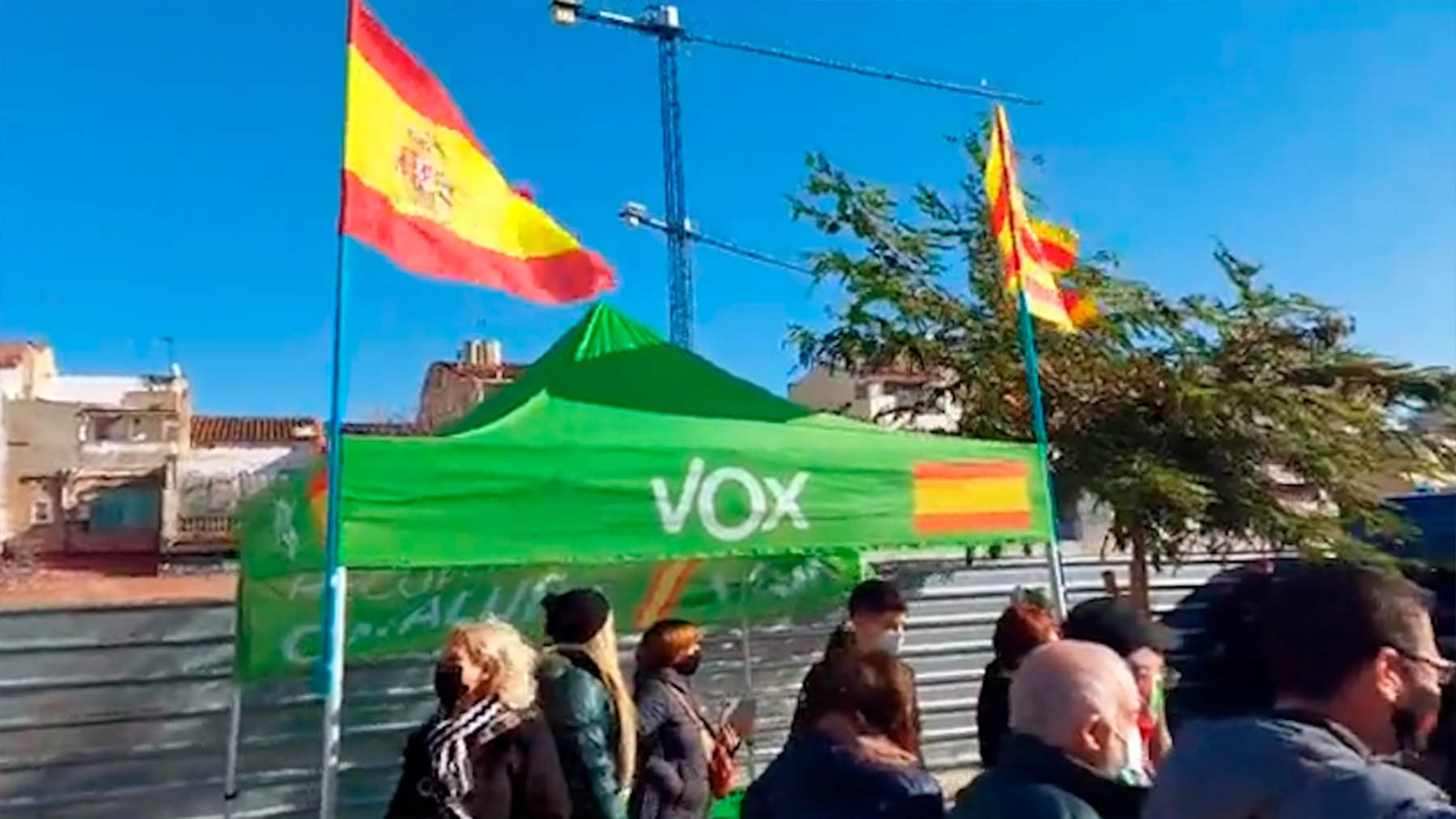 Carpa de Vox en Badalona acosada por los radicales. (Imagen: @SergioLopezVox)