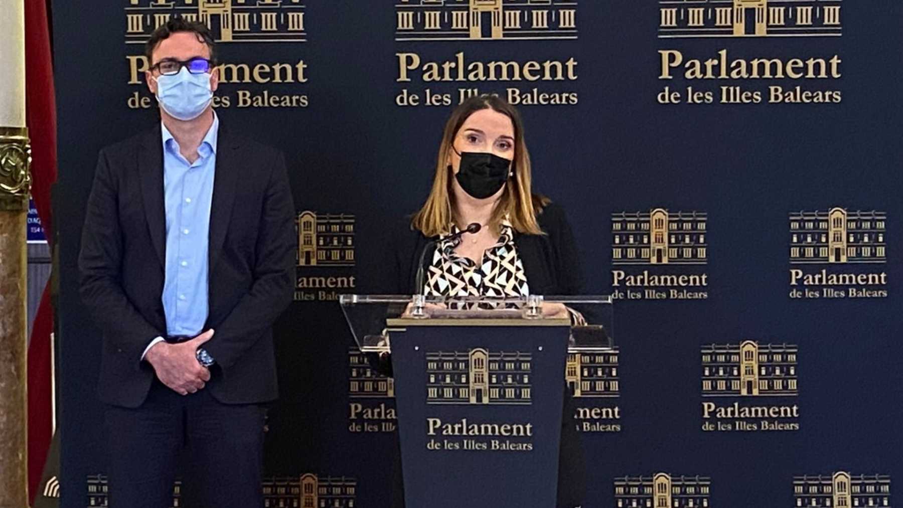 Antoni Costa y Marga Prohens en el Parlament.